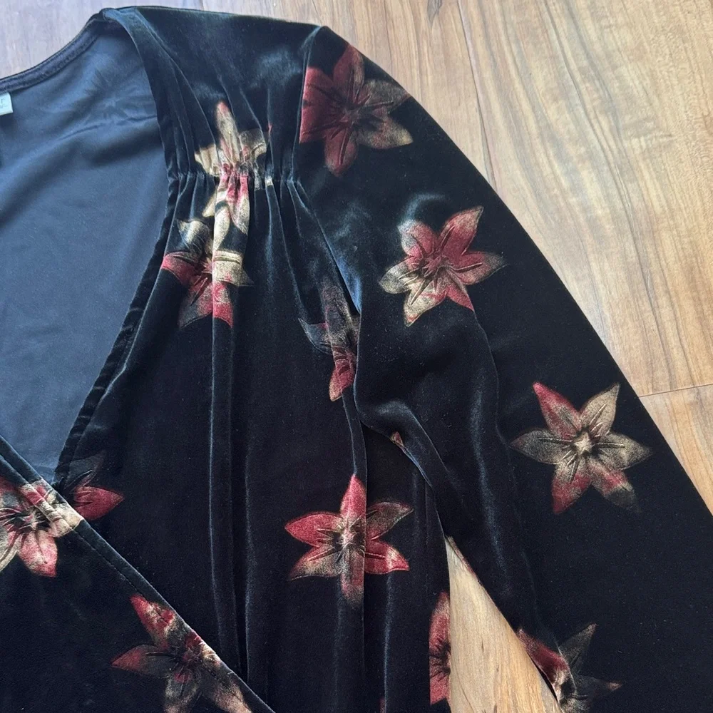 & Other Stories • Floral Velvet Wrap Blouse - Picture 3 of 6